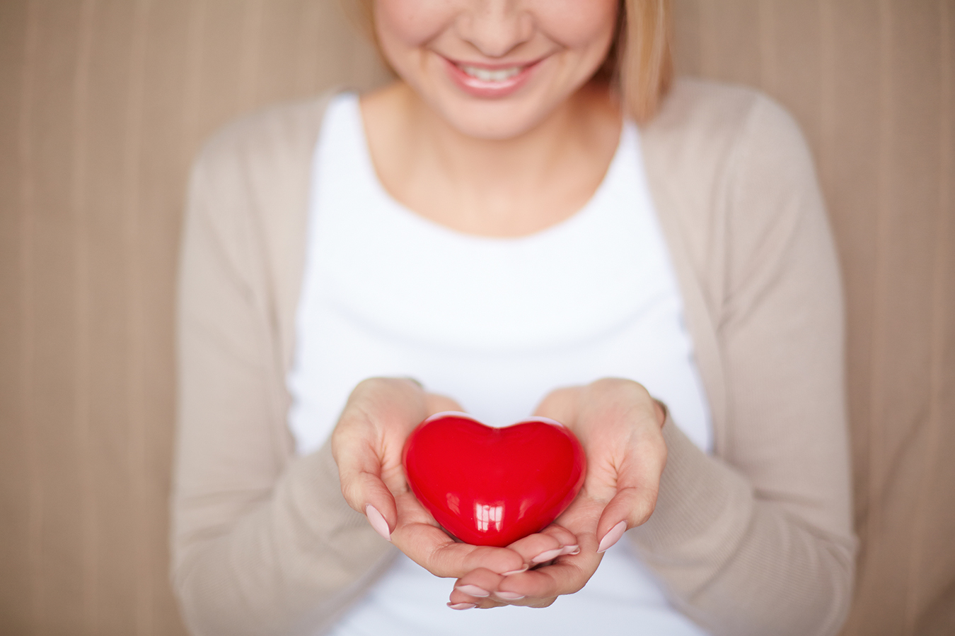 close-up-woman-holding-heart-kopia.jpg